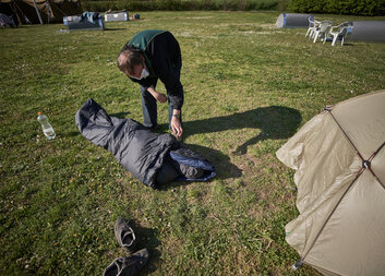 Střelák chrání lidi bez domova před nemocí Covid-19 a dává možnost odrazit se ode dna
