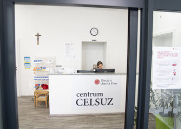 Pomáhá krajanům překonat následky traumatu a vede je na cestě k uzdravení