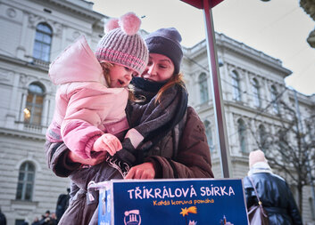 Každá koruna pomáhá. V Brně věnovali lidé do Tříkrálové sbírky téměř 4 miliony korun