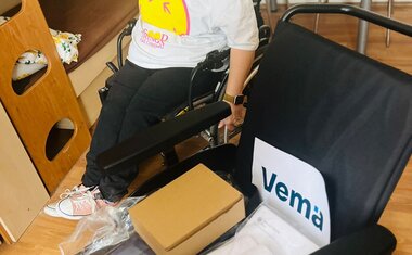 Předání elektrického vozíku pro maminku Jitku