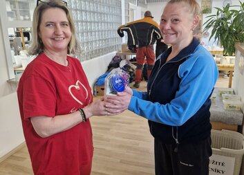 Balíčky s kosmetikou vykouzlily ženám úsměv na tváři