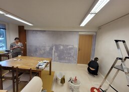 Dobrovolnický den přinesl nejen viditelnou změnu prostoru, ale i úsporu nákladů pro službu.