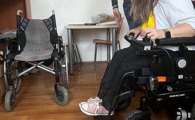 Předání elektrického vozíku pro maminku Jitku